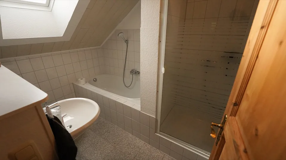 Badezimmer der FeWo Selent mit Badewanne und Dusche