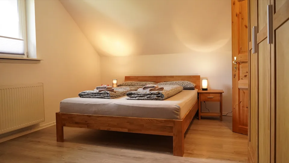 Großes Schlafzimmer der FeWo Selent mit Doppelbett