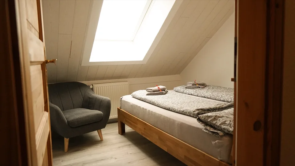 Zweites Schlafzimmer der FeWo Selent mit Doppelbett